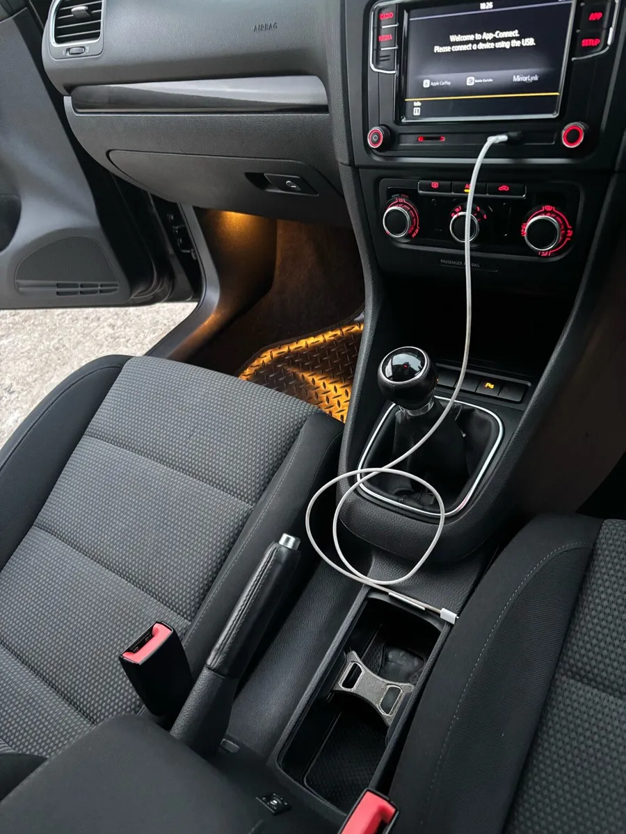 Volkswagen Golf 2010 2 litre - Image 3