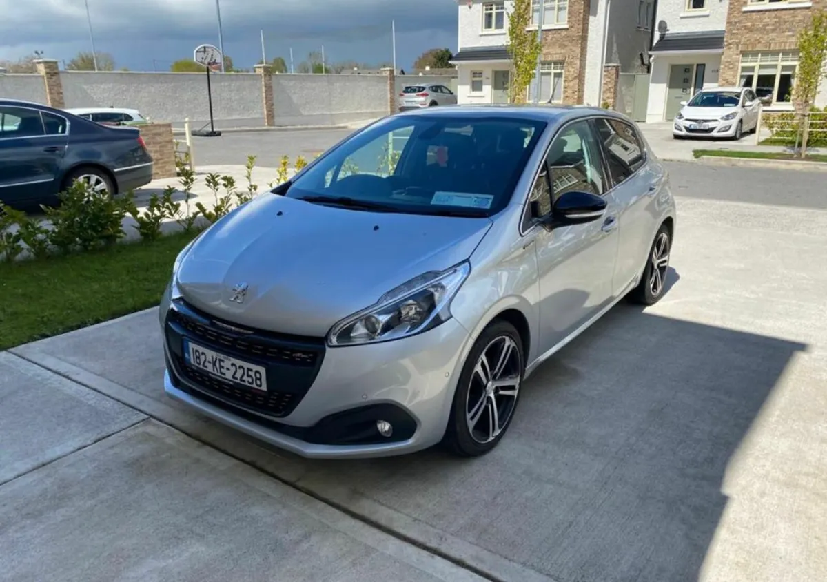 Peugeot 208 gt line 1.2 - Image 1