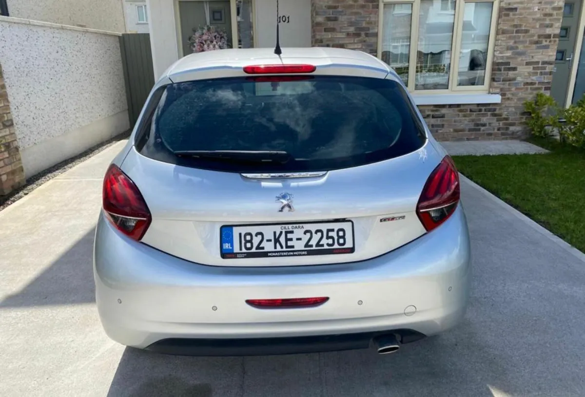 Peugeot 208 gt line 1.2 - Image 2