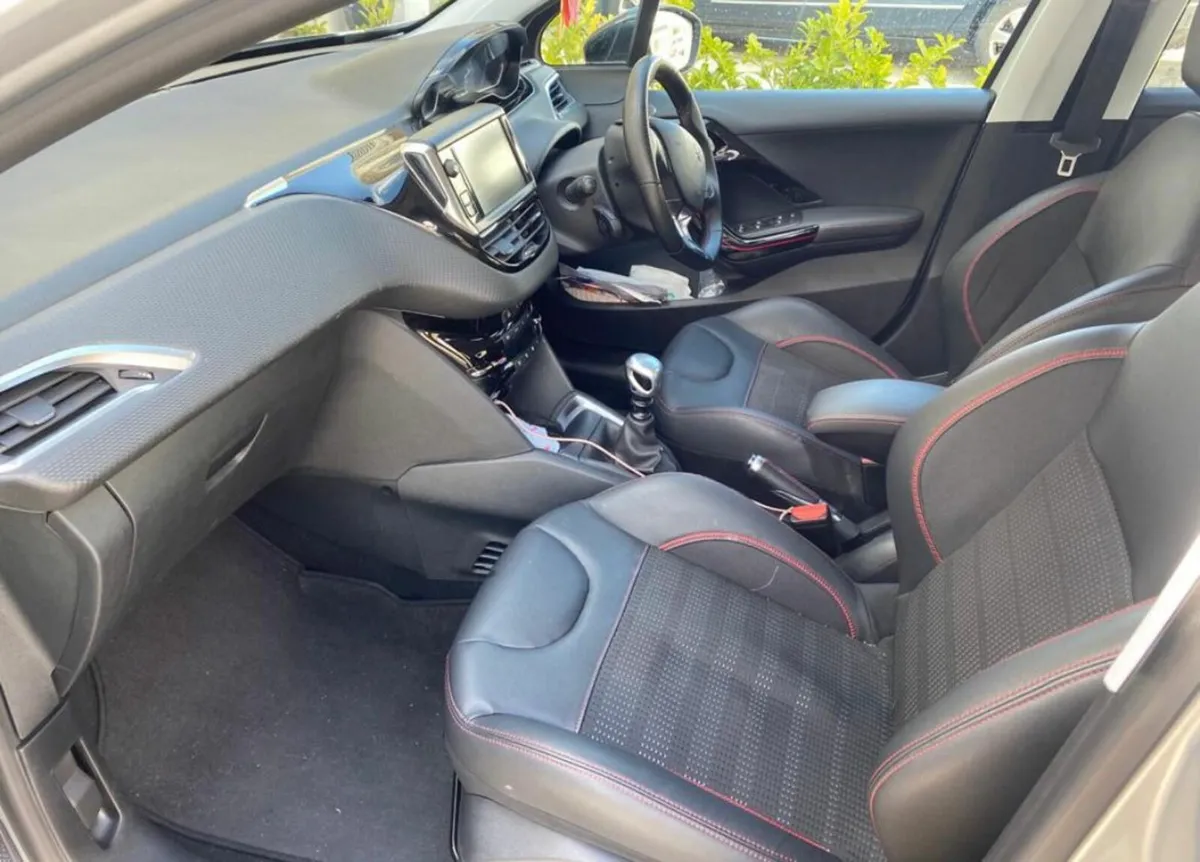 Peugeot 208 gt line 1.2 - Image 3