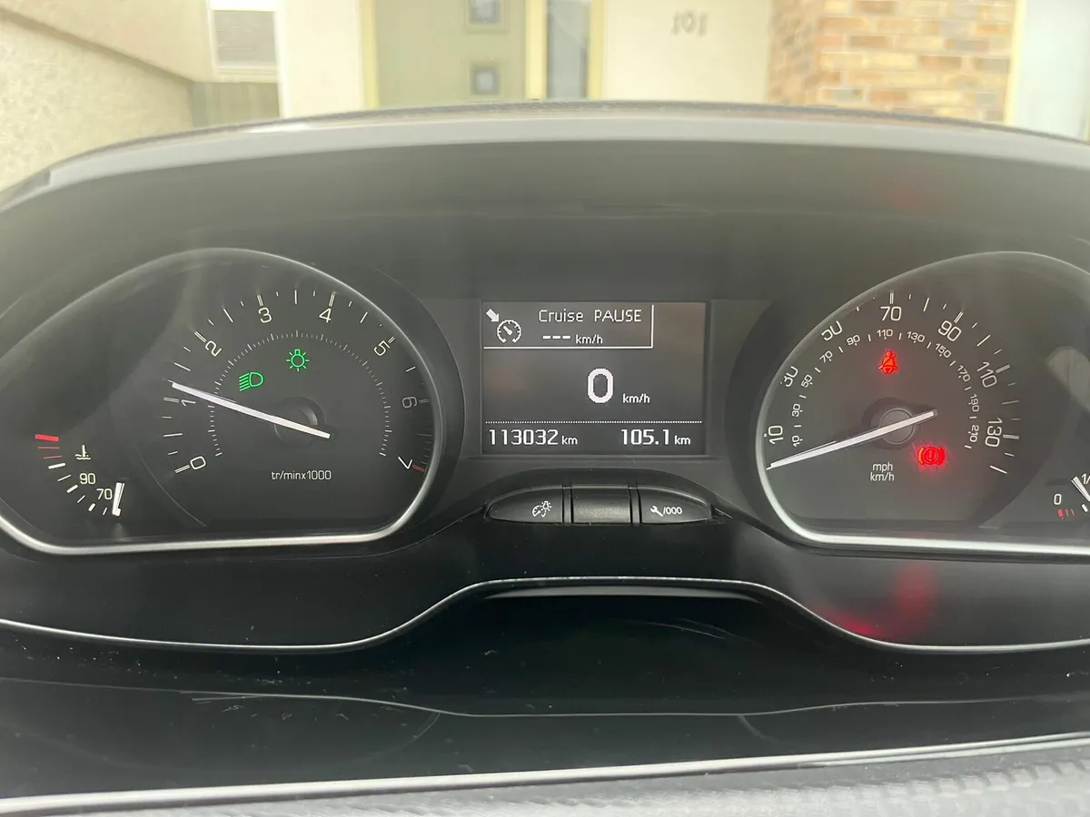 Peugeot 208 gt line 1.2 - Image 4