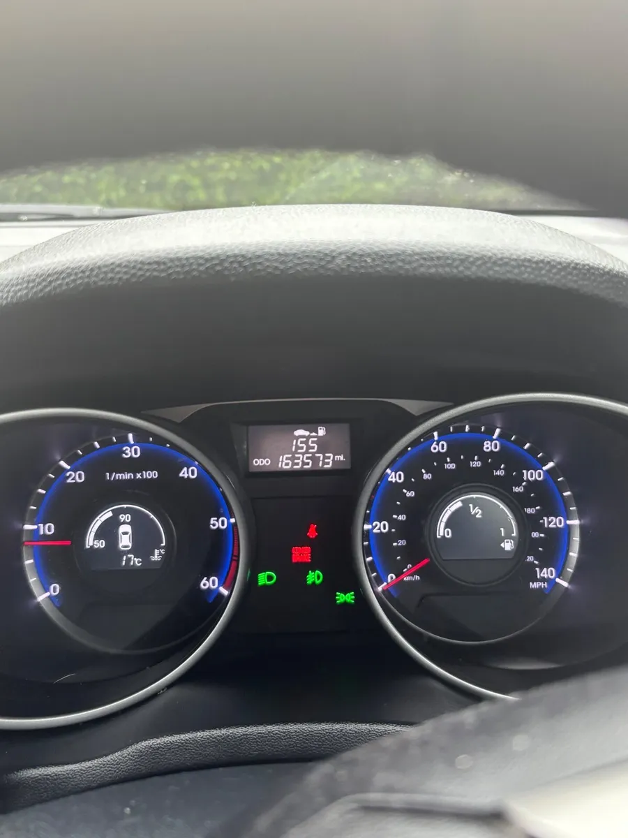Hyundai ix35 2010 Needs Repairs | engine perfect - Image 4