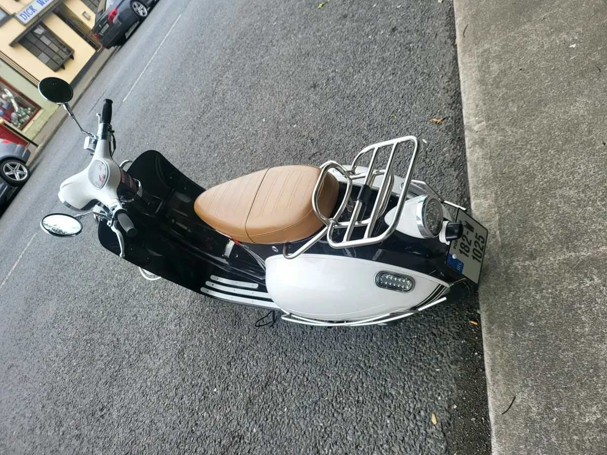 182 lexmoto milano retro scooter 125cc 4 stroke - Image 2