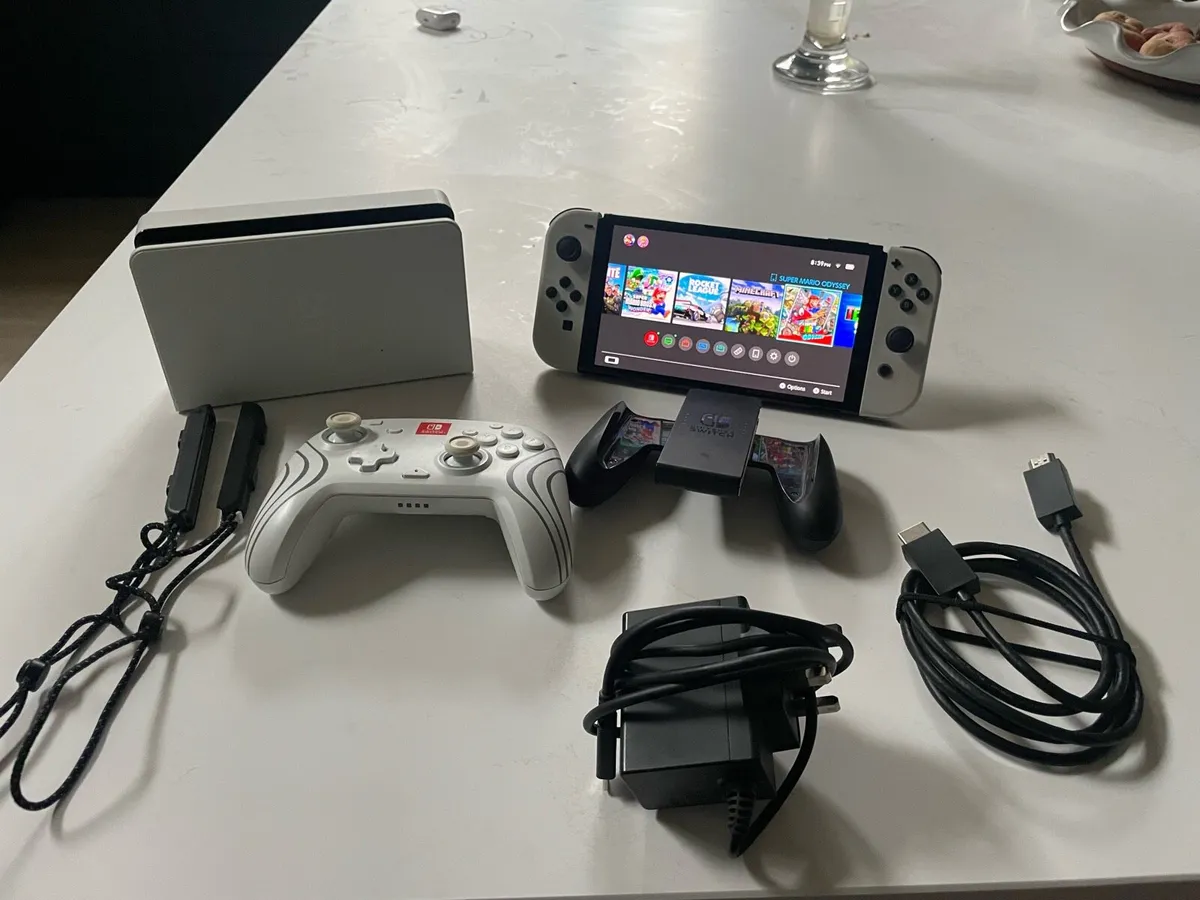 Nintendo switch oled and pro controller - Image 1