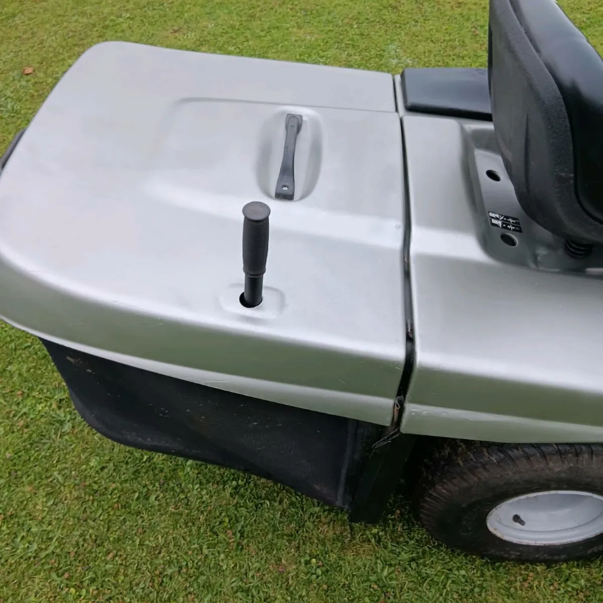Craftsman hydrostatic 20hp Briggs engine - Image 3