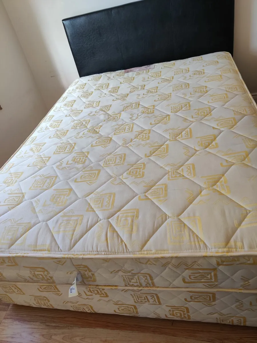 4ft6 Double Divan with headboard - Image 1