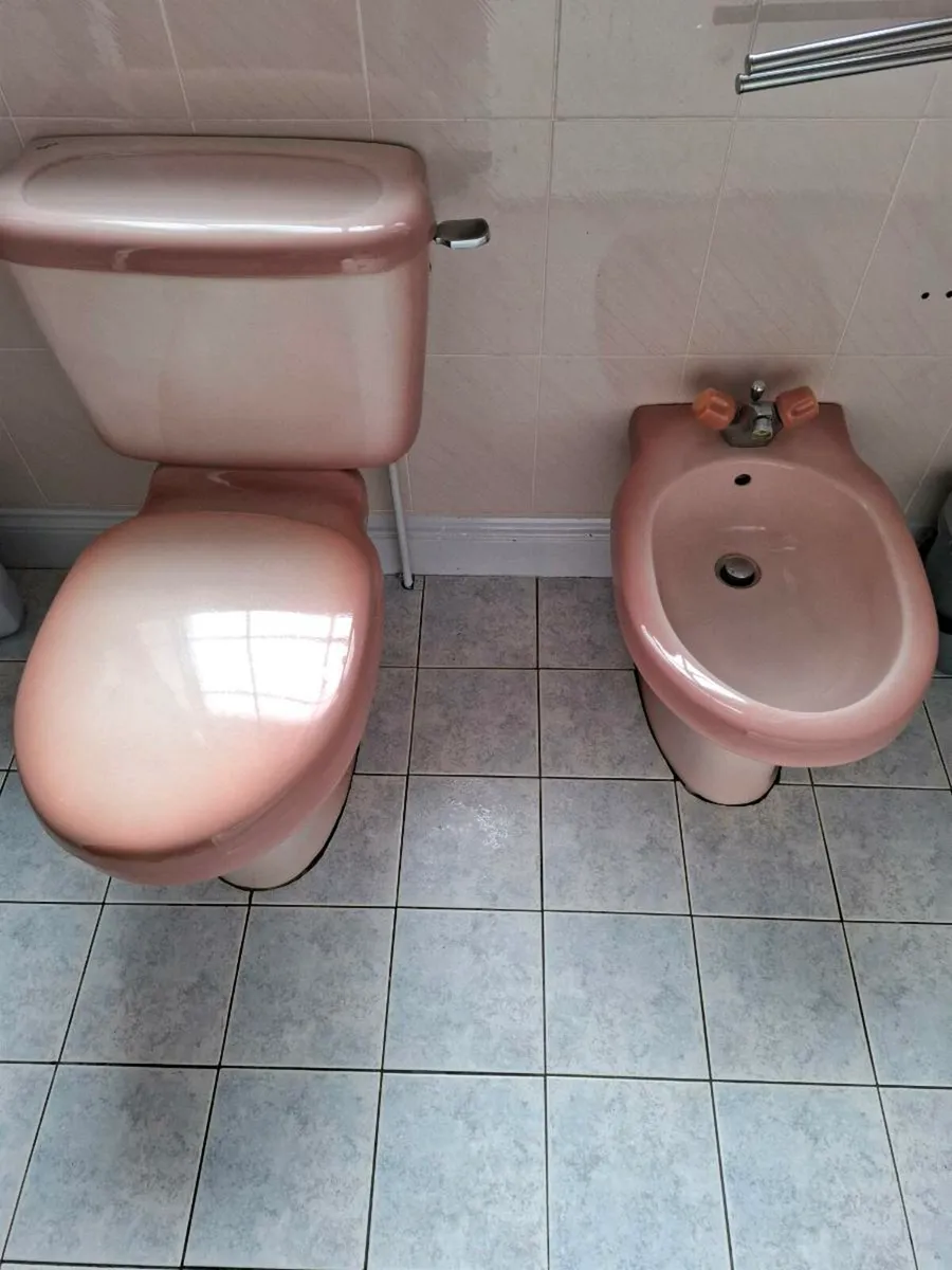 Pink bathroom suite - Image 3