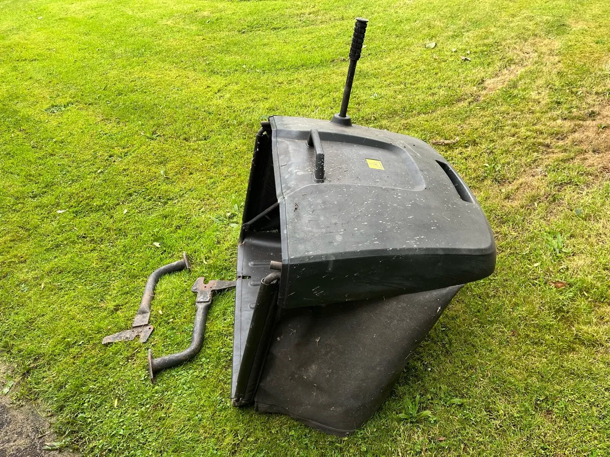 John Deere x300 collector box - Image 1