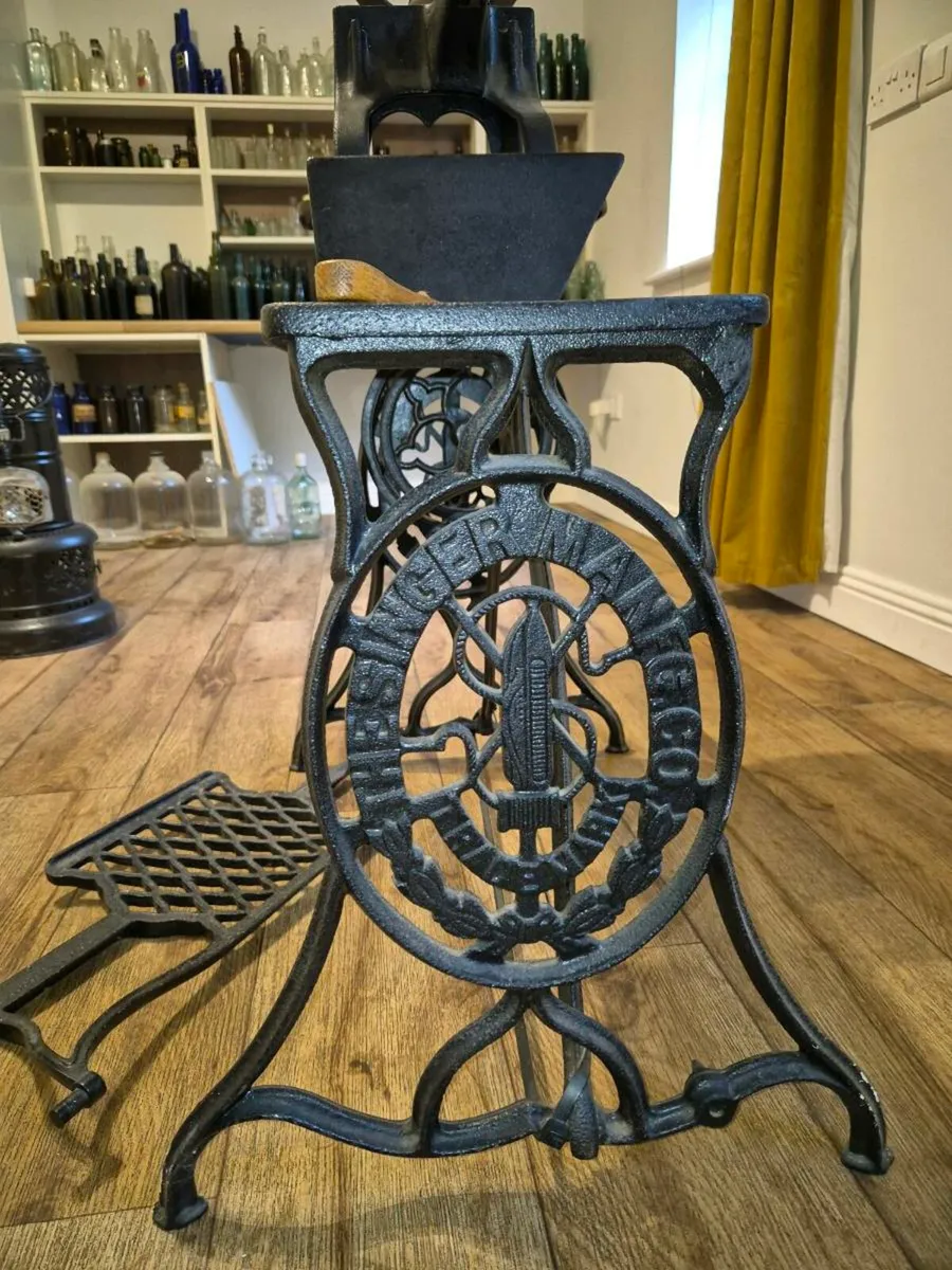 Antique leather sewing machine - Image 2