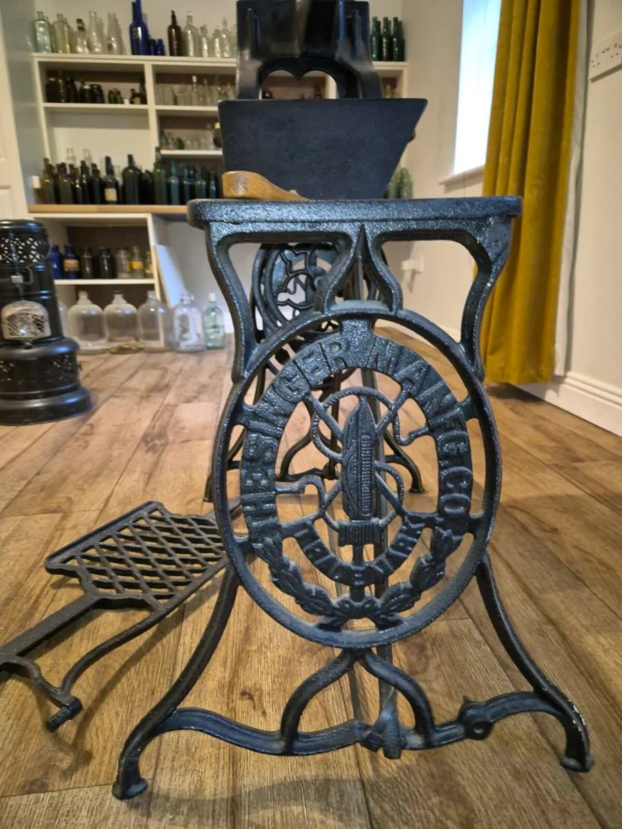 Antique leather sewing machine - Image 3