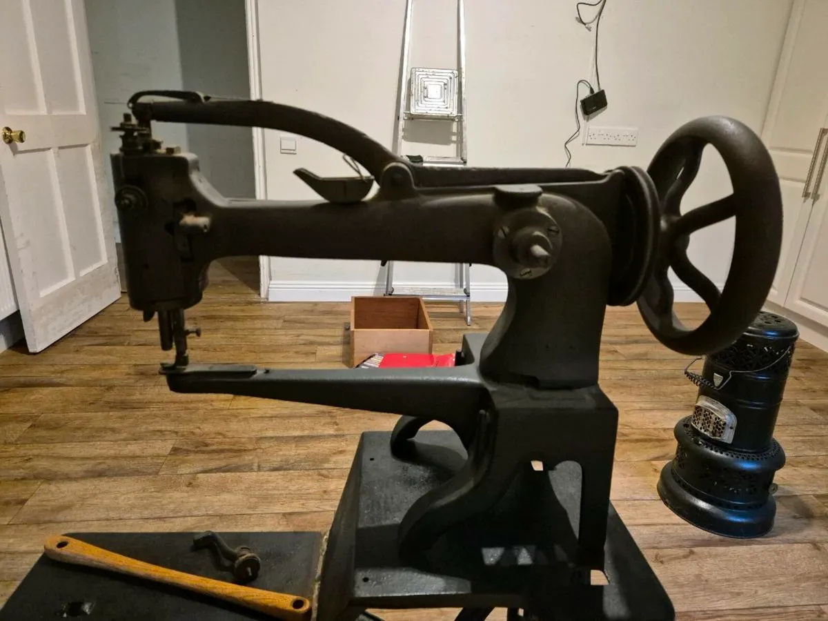 Antique leather sewing machine - Image 4