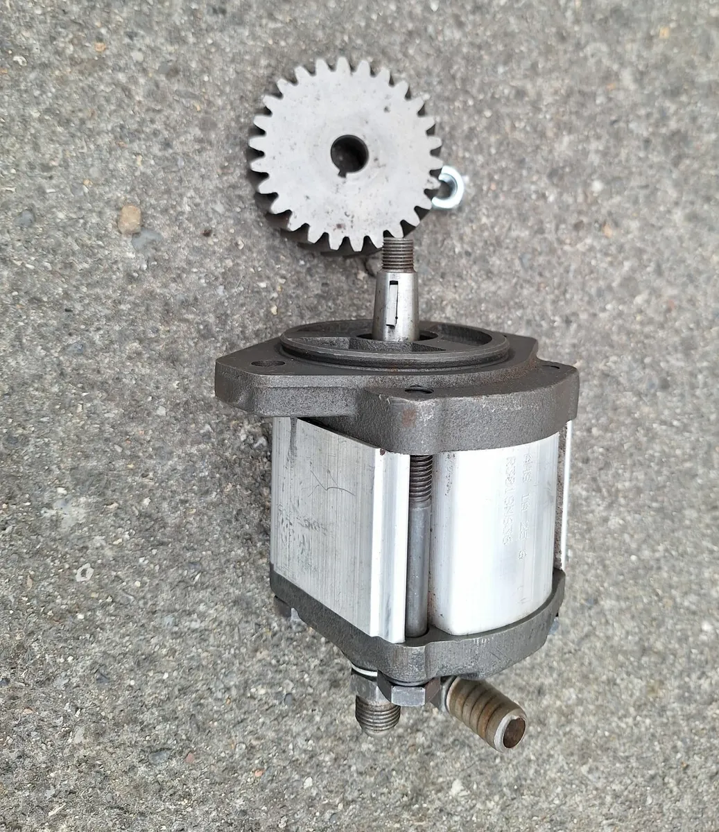 Ford Power Steering Pump - Hydraulic Cylinder - Image 3