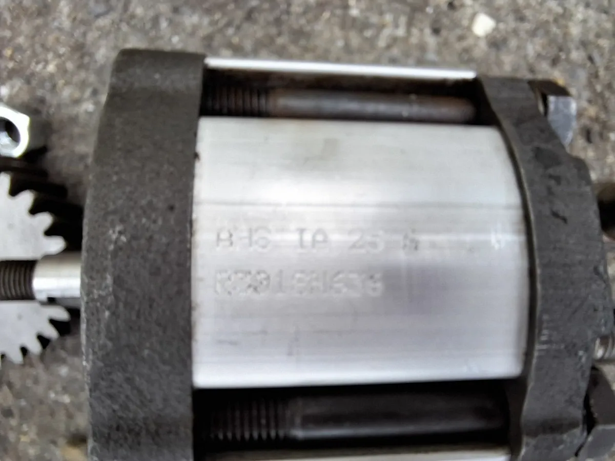 Ford Power Steering Pump - Hydraulic Cylinder - Image 4