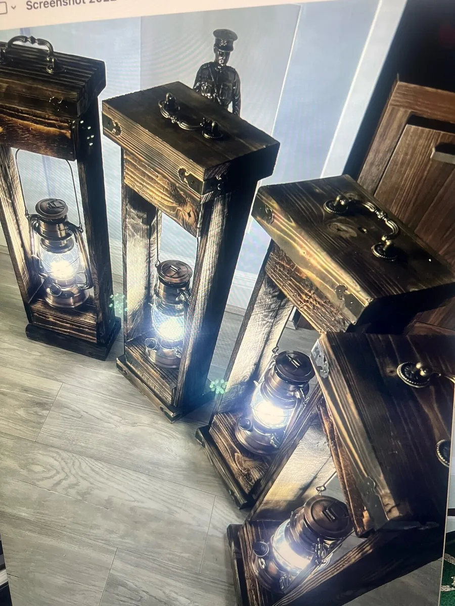 Wooden lantern holder - Image 1