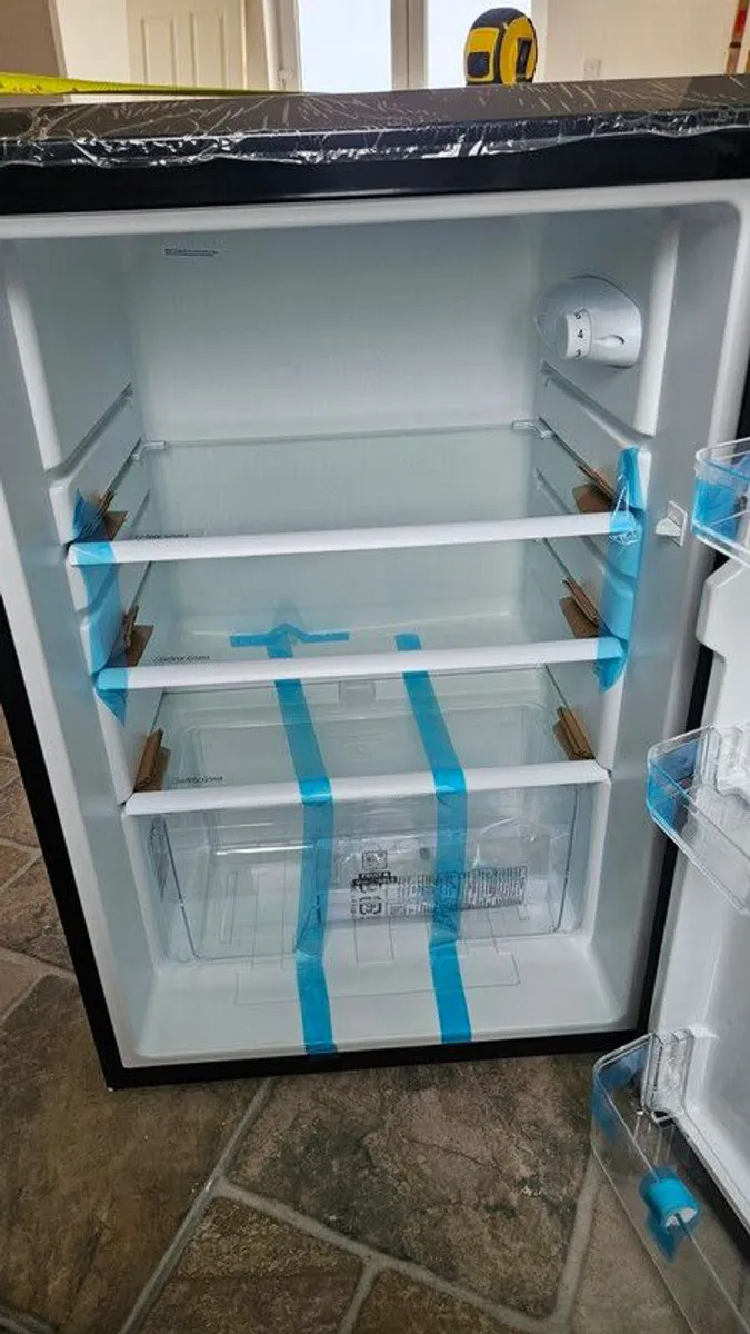 New Fridge. Just out of box, LOGIK LUL55B23 Undercounter Fridge - Black - Image 4