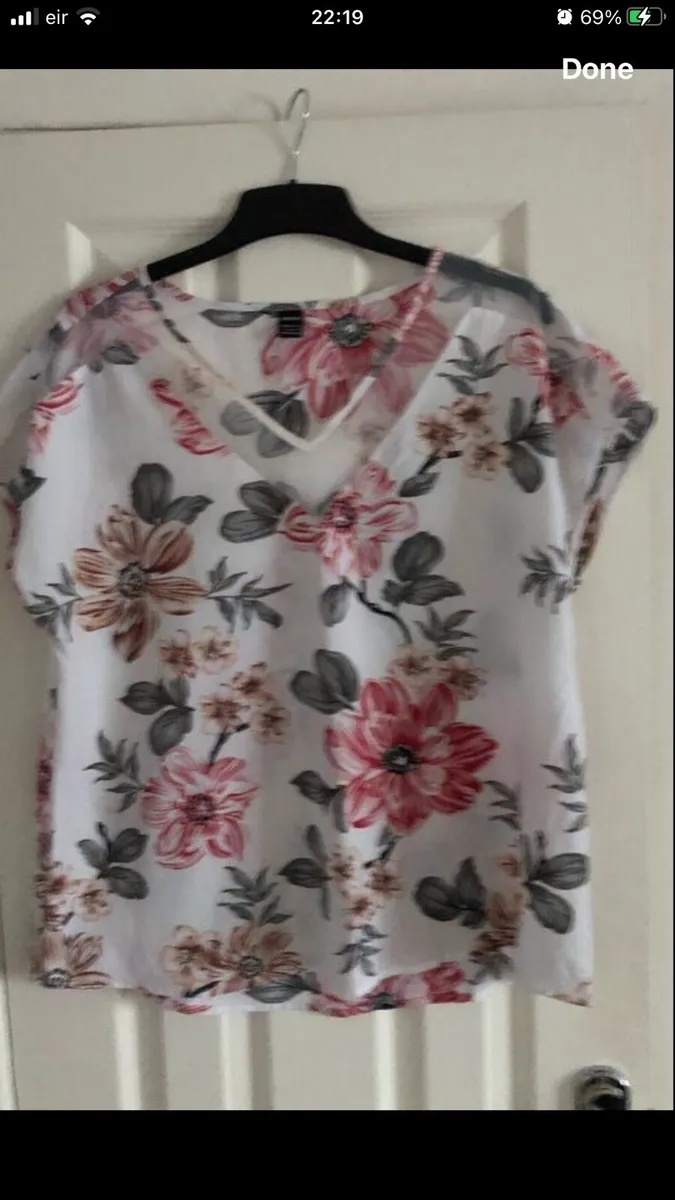 Ladies stunning top size L €3 - Image 1