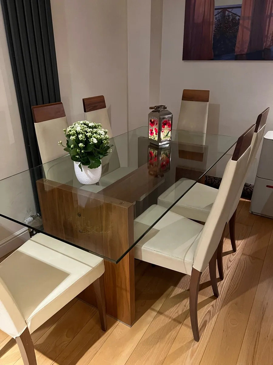 Glass and walnut dining table with 6 chairs - Image 1