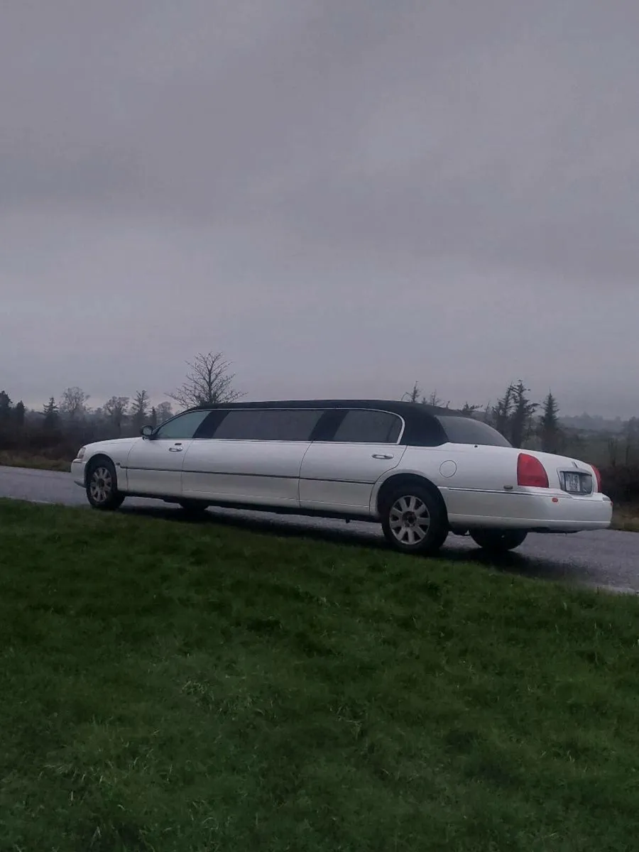 Lincoln Towncar Limousine - Image 2