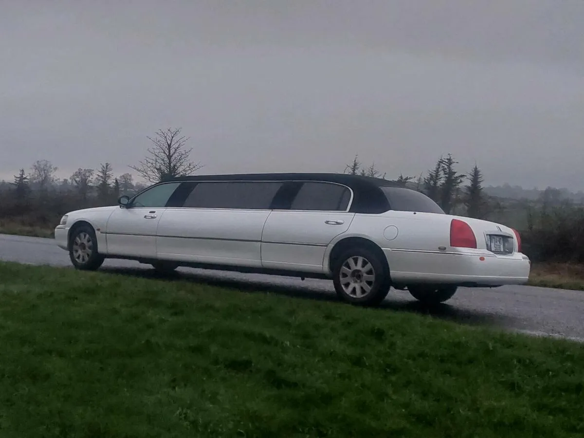 Lincoln Towncar Limousine - Image 3