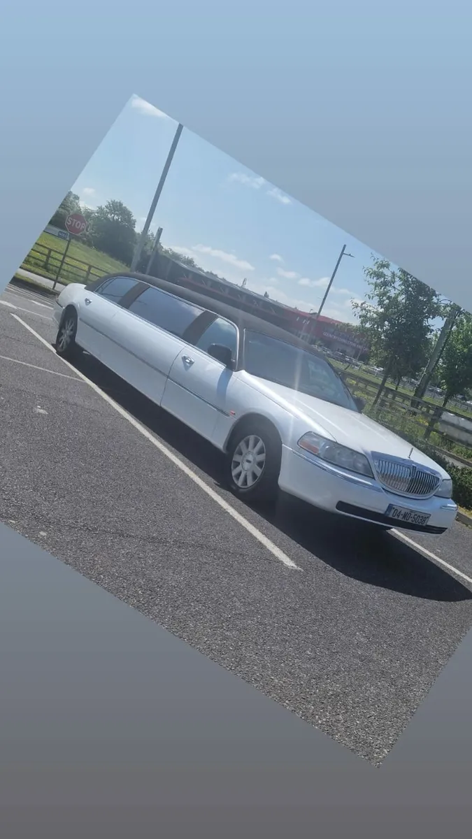 Lincoln Towncar Limousine - Image 4