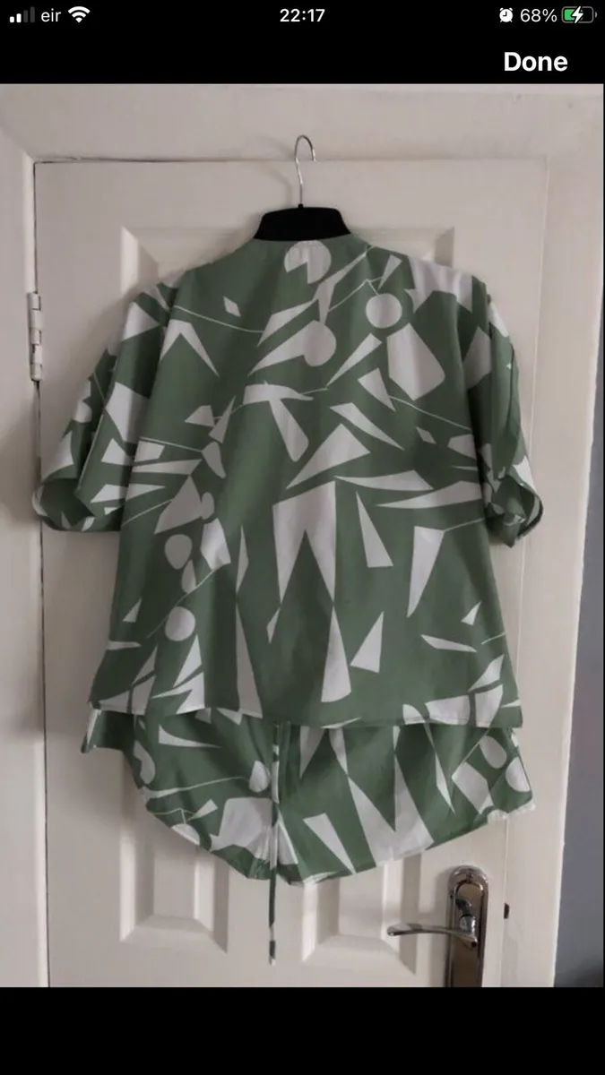 Ladies two piece suit size L €10 - Image 1