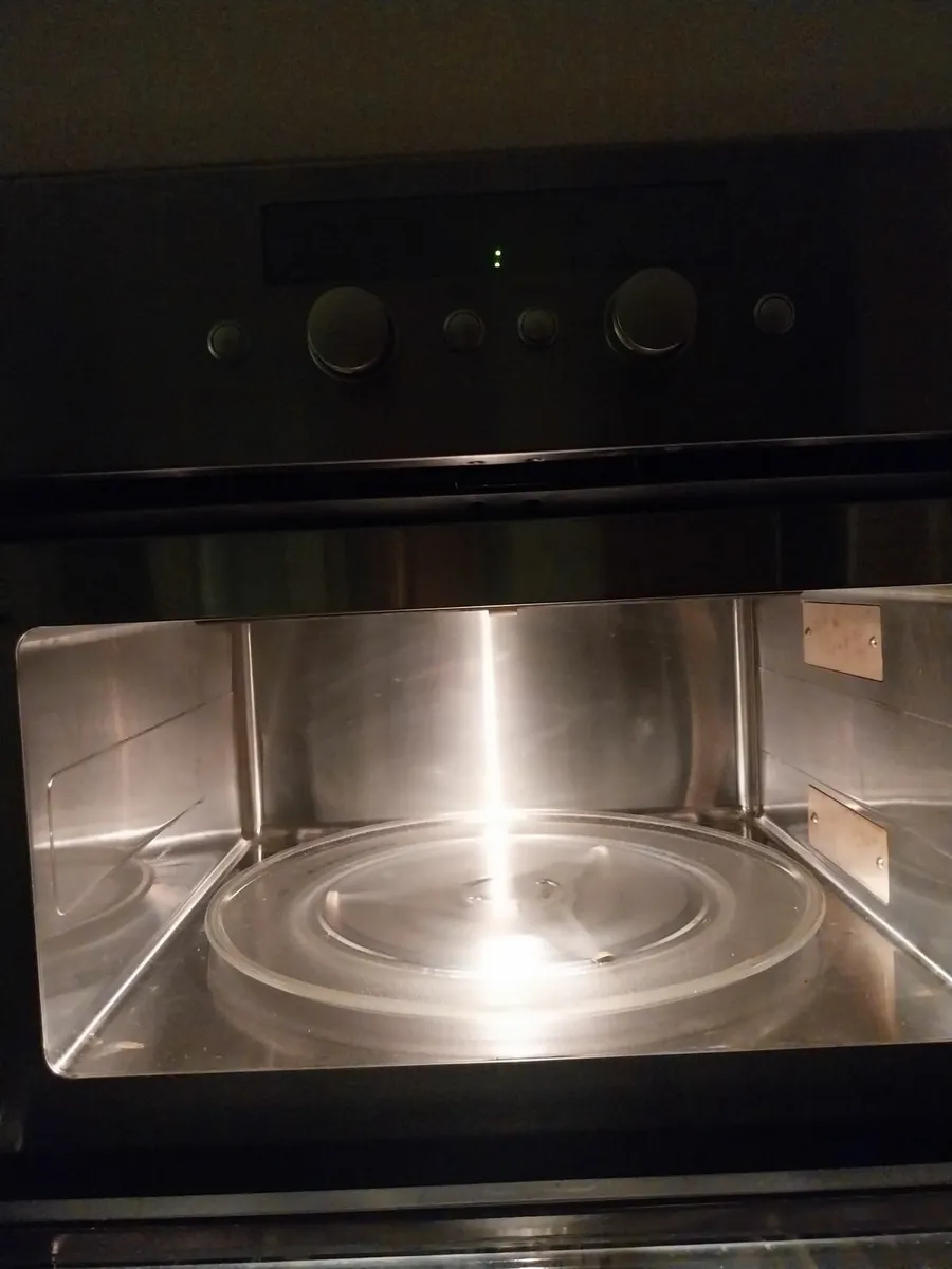 Whirlpool microwave & grill combi - Image 1