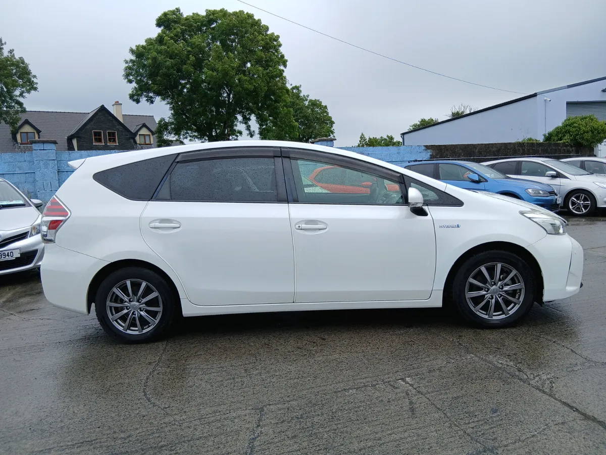 Toyota Prius 2017 automatic 7 seater - Image 2