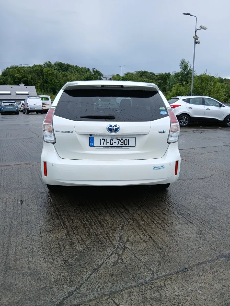 Toyota Prius 2017 automatic 7 seater - Image 4