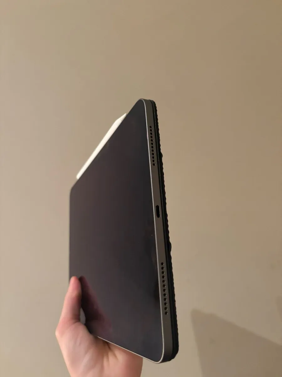iPad Air 5th Gen Black 64GB with Pencil - Image 3