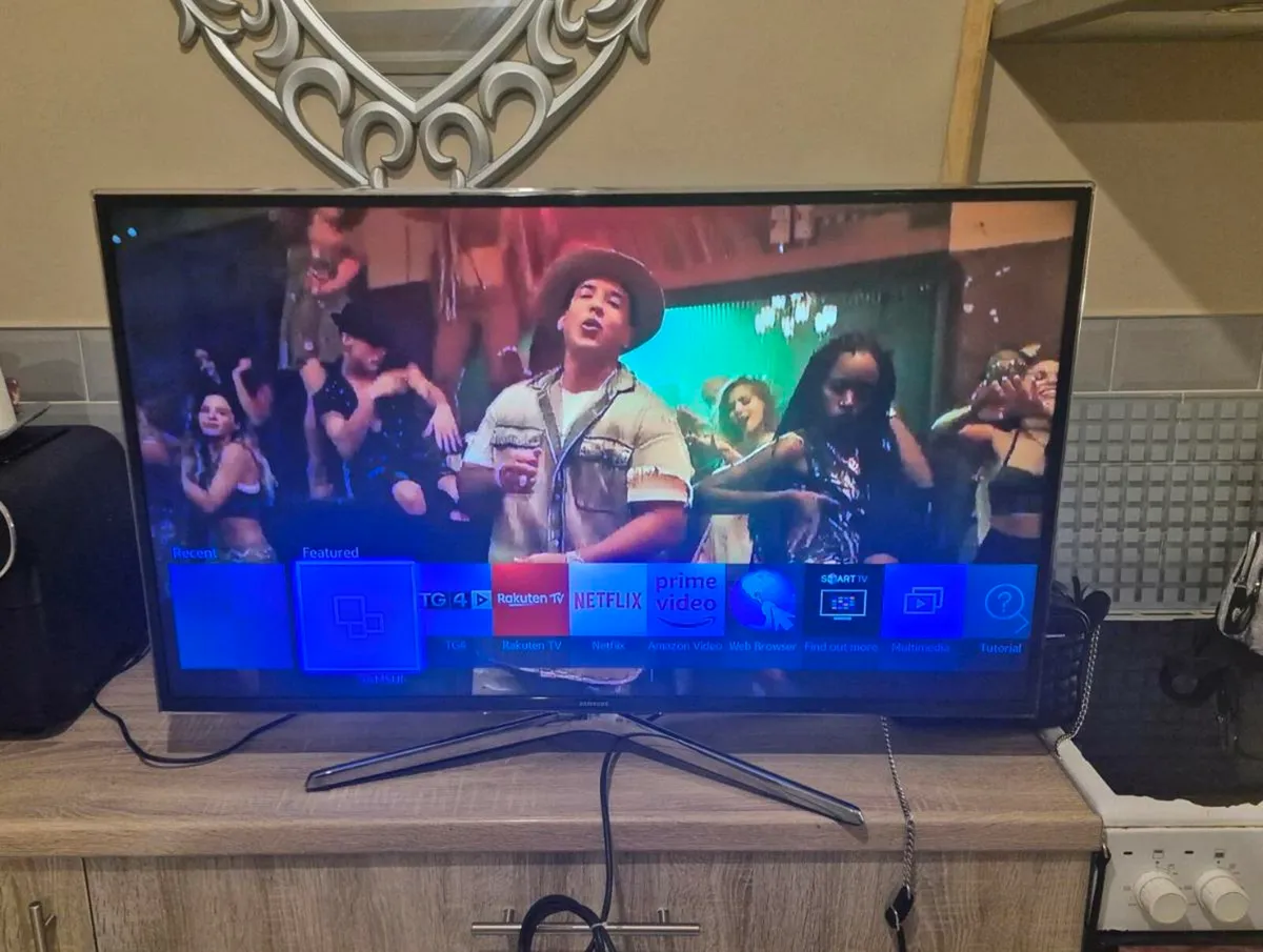 40 inch smart Samsung TV working perfect
no remote - Image 1
