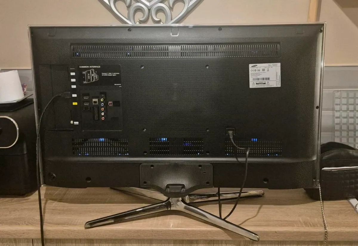 40 inch smart Samsung TV working perfect
no remote - Image 3