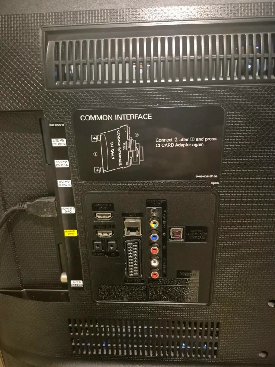 40 inch smart Samsung TV working perfect
no remote - Image 4