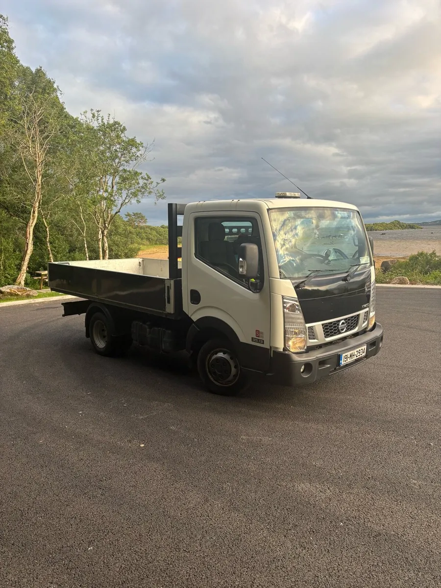 2019 Nissan NT400 Cabstar Twinwheel Dropside - Image 3