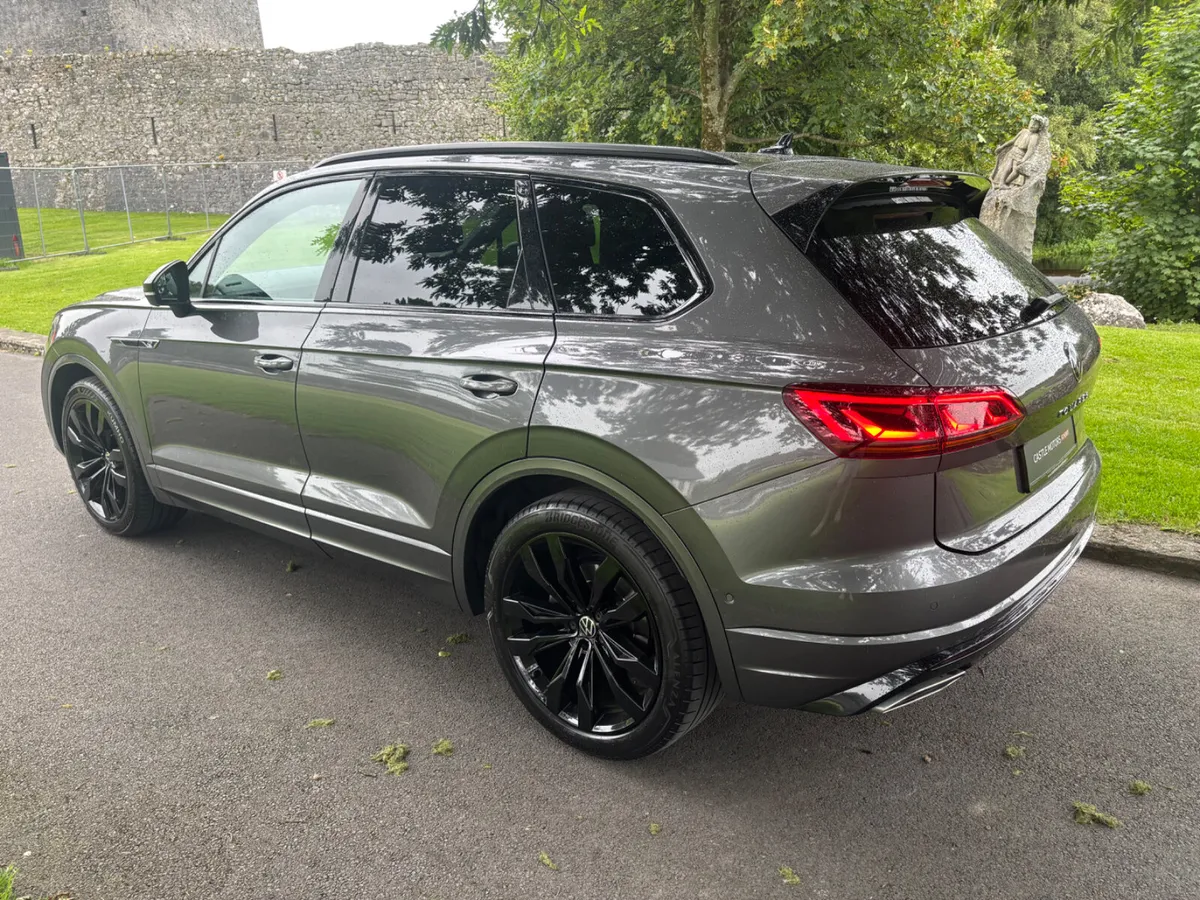 Volkswagen Touareg black edition with huge spec - Image 2