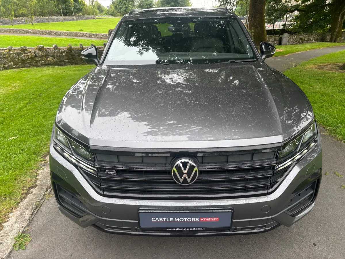 Volkswagen Touareg black edition with huge spec - Image 4