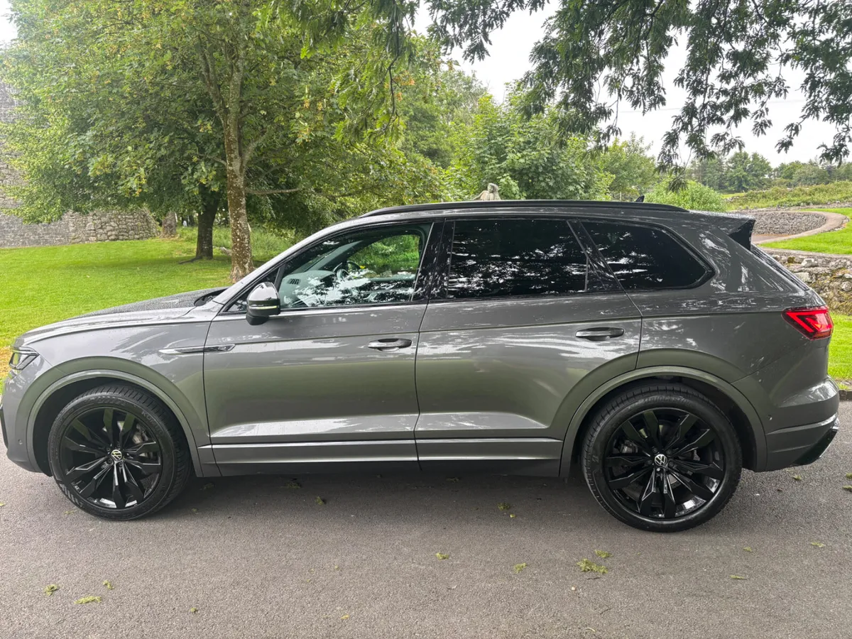 Volkswagen Touareg black edition with huge spec - Image 3