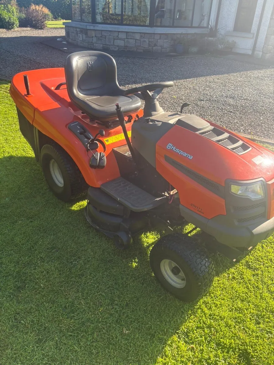 Ride on lawnmower - Image 1