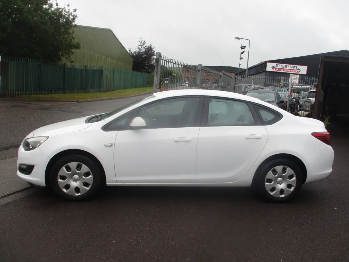 Opel Astra 2014 LOW MILAGE CAR - Image 4
