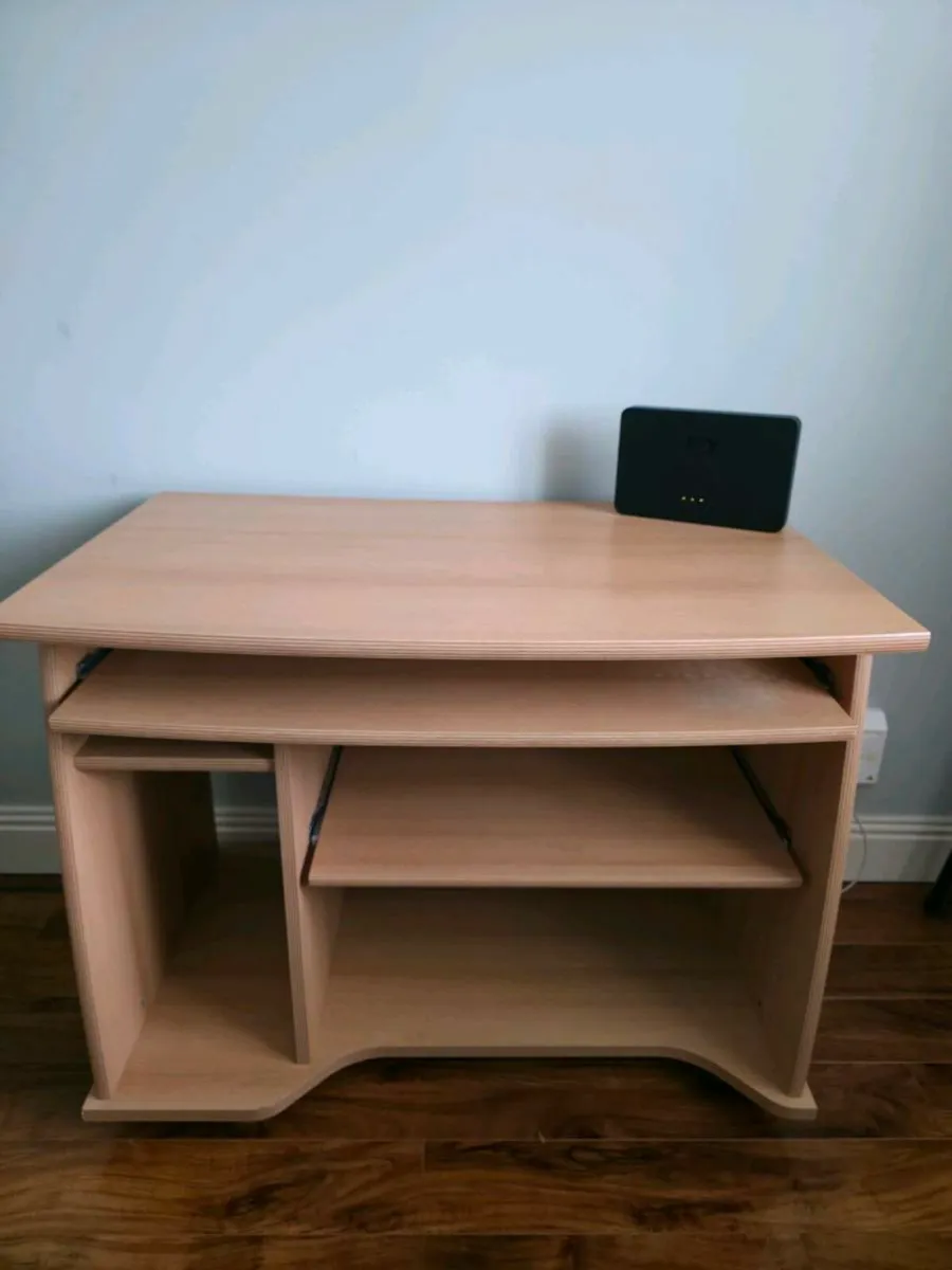 Study desk, free - Image 1