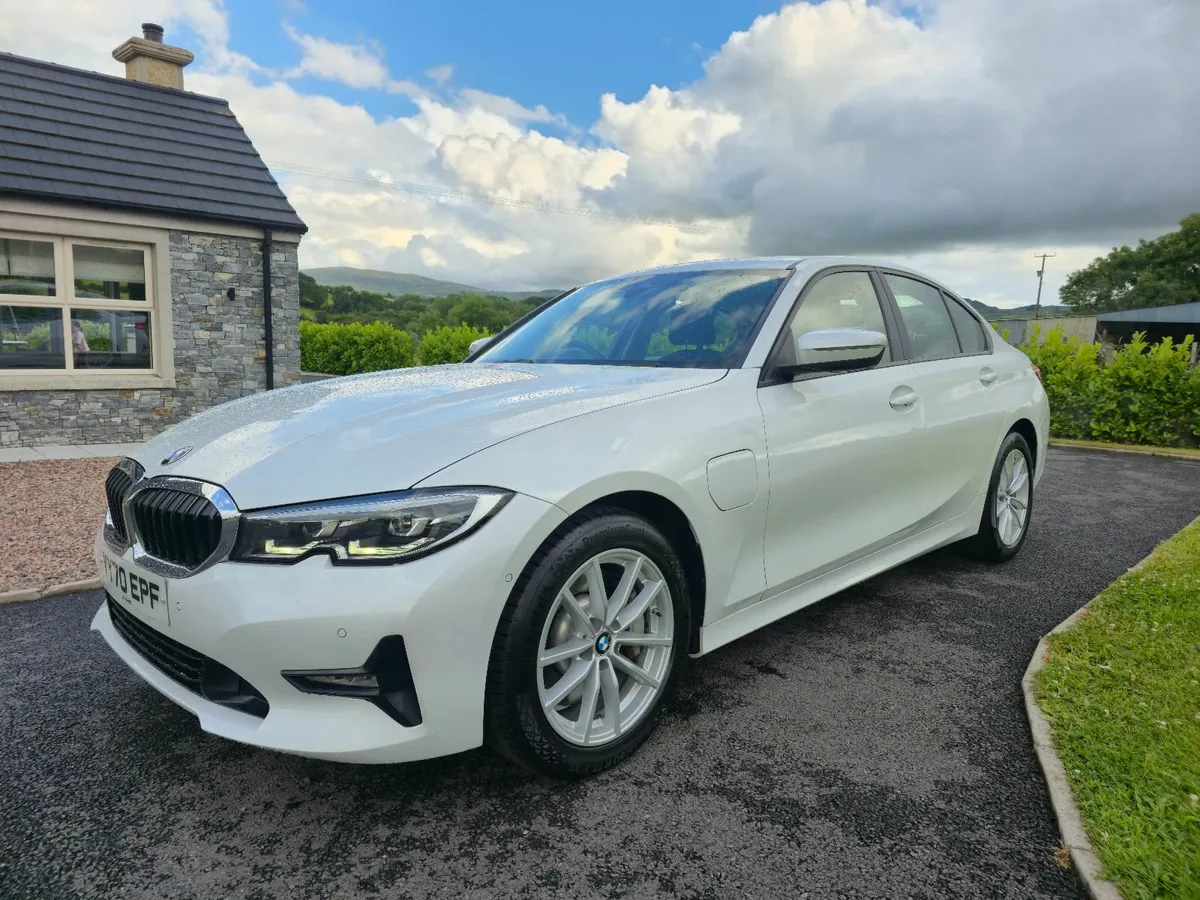Bmw 330e, Low miles, FSH, €1800 VRT - Image 3