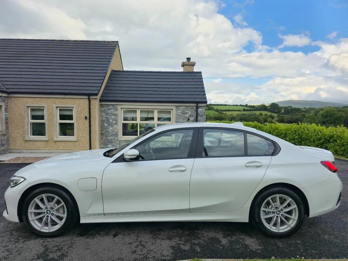 Bmw 330e, Low miles, FSH, €1800 VRT - Image 4