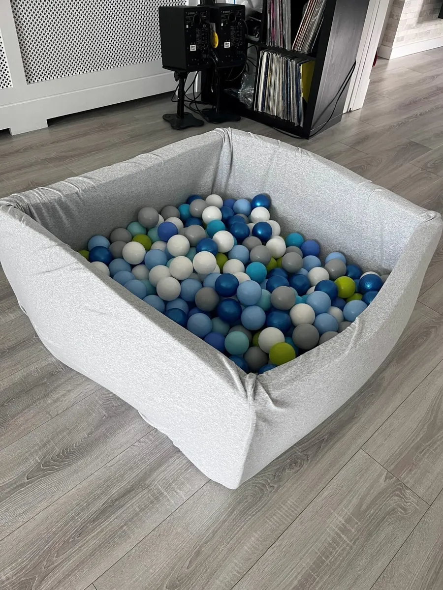 Kids Ball Pit for sale including all balls €30 - Image 1