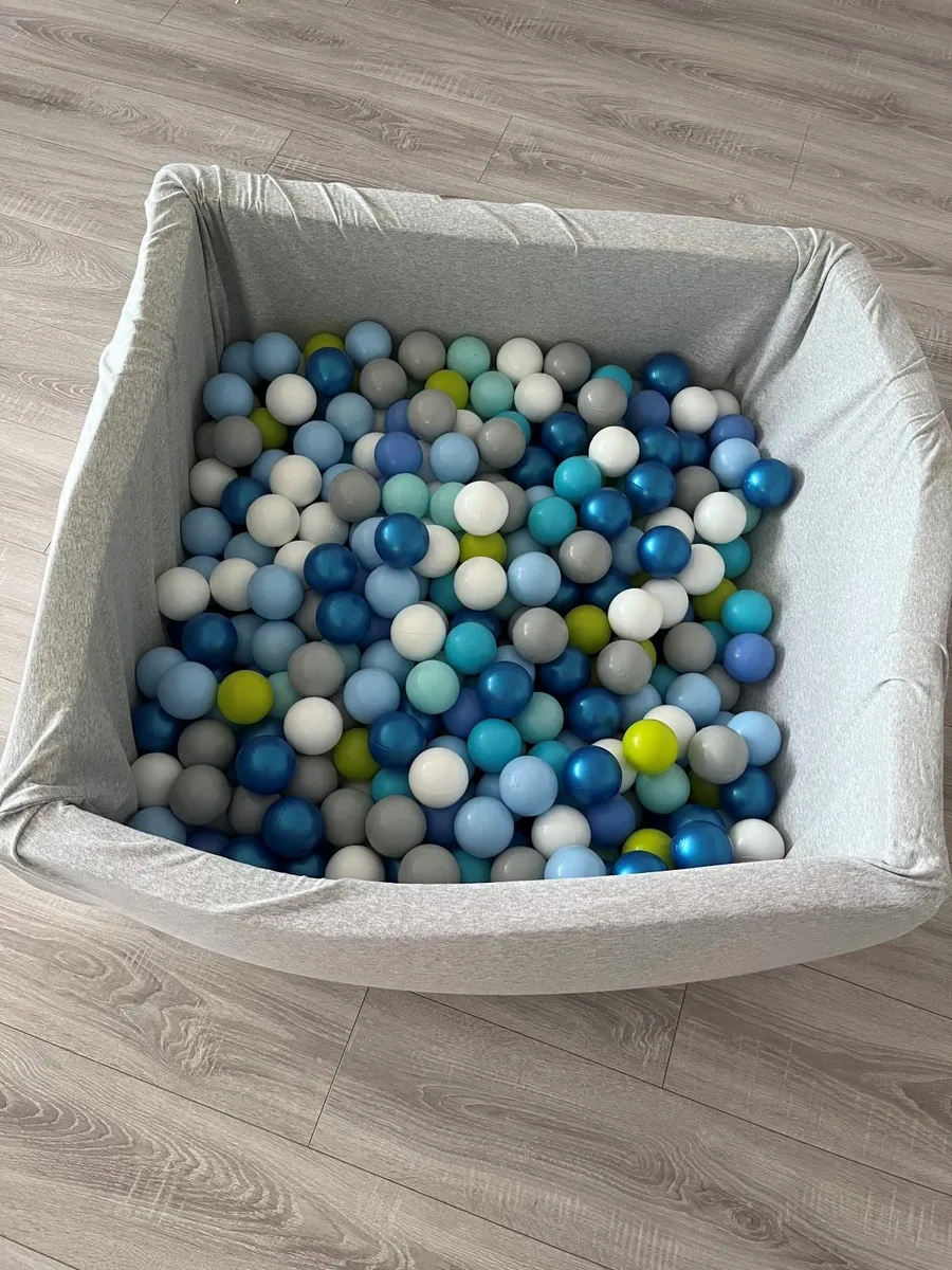 Kids Ball Pit for sale including all balls €30 - Image 3
