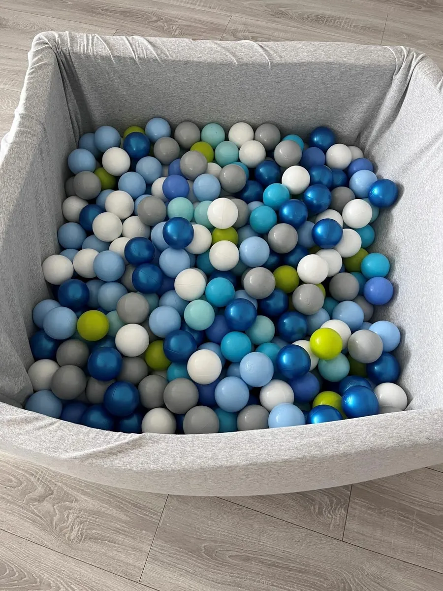 Kids Ball Pit for sale including all balls €30 - Image 4