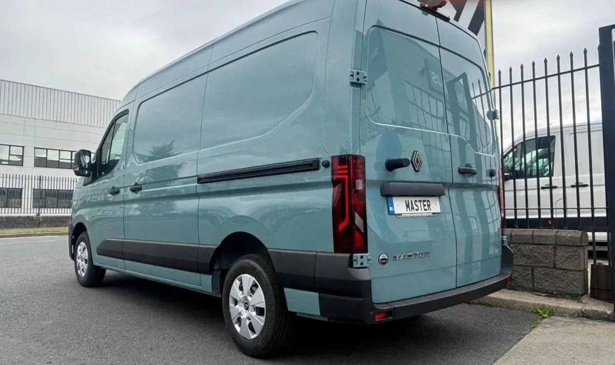Renault Master MWB Mm33 130 Start L2h2 - Image 2