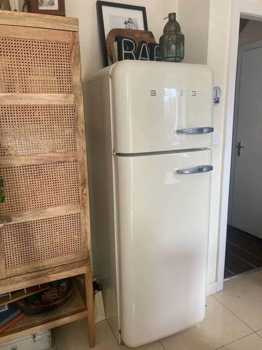 Smeg fab30 60cm rare to get second , needs new fixture for door - Image 2