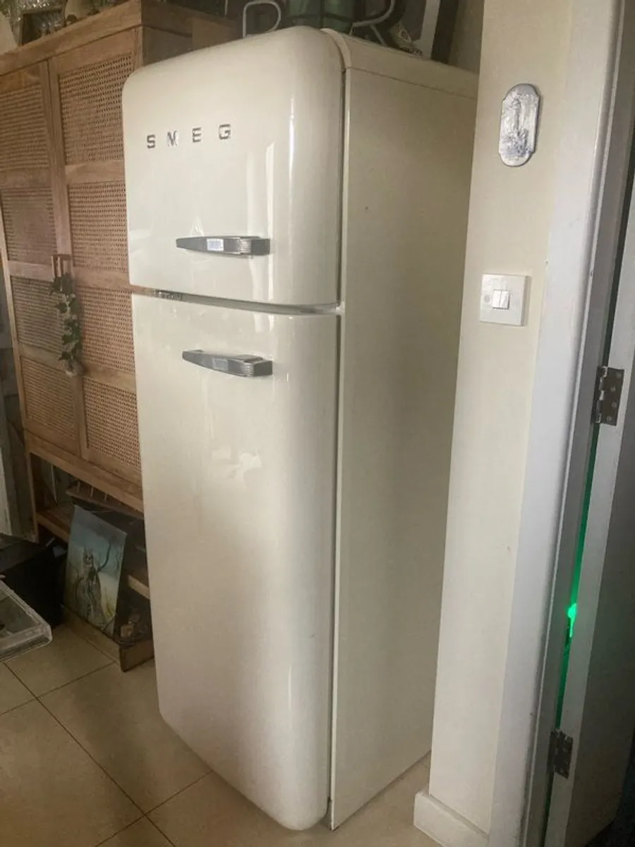 Smeg fab30 60cm rare to get second , needs new fixture for door - Image 3