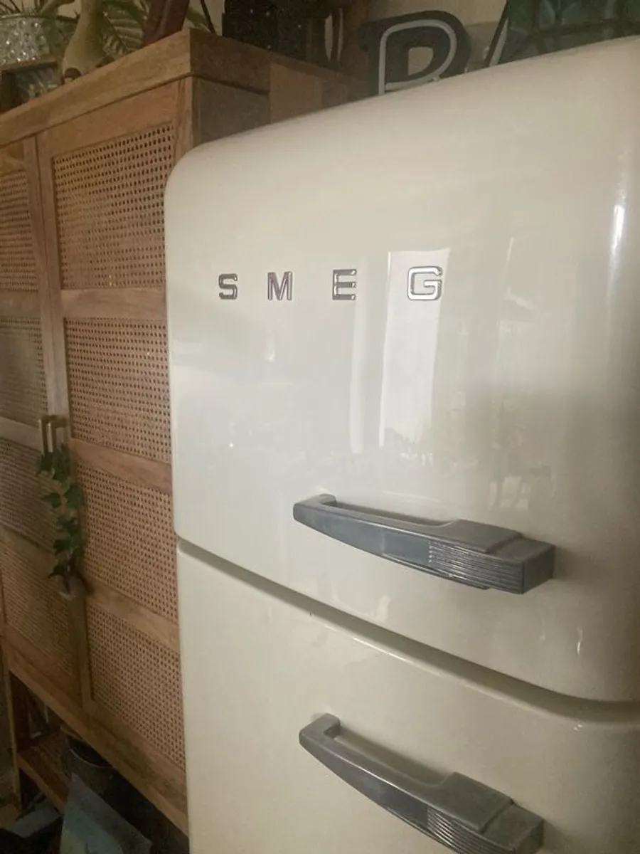 Smeg fab30 60cm rare to get second , needs new fixture for door - Image 4