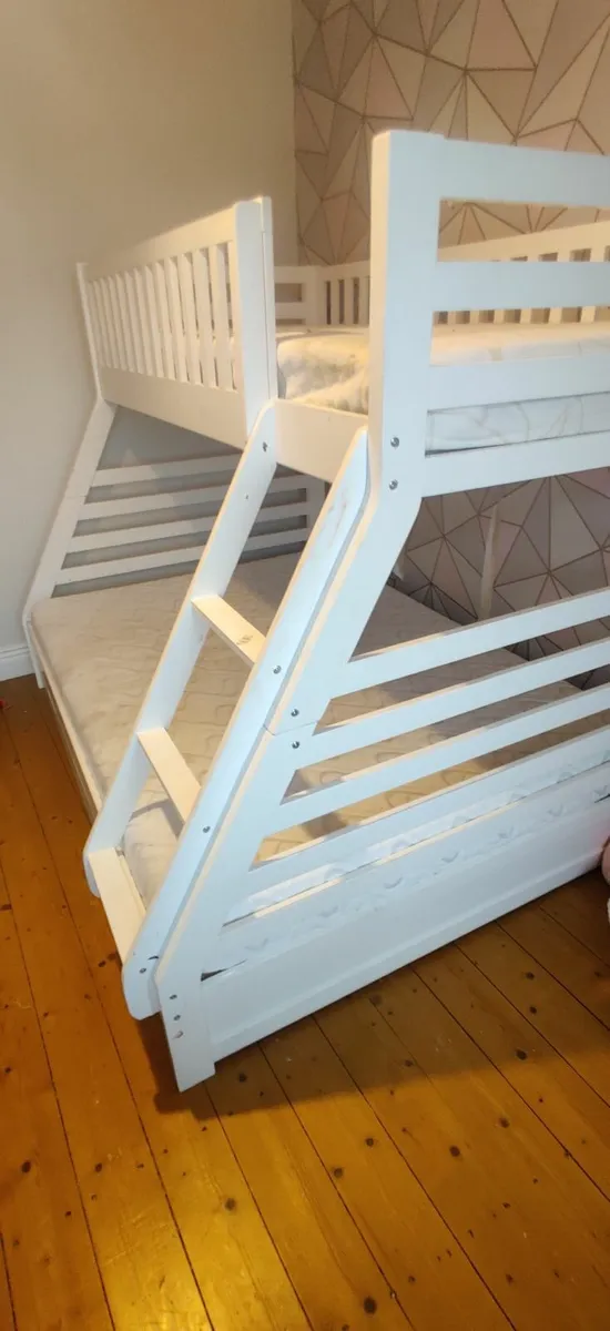 Bed - Image 1