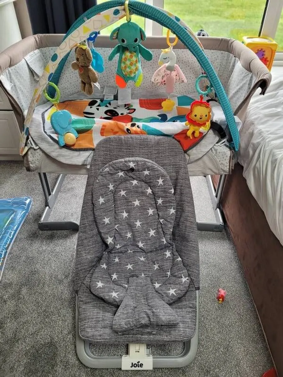 chicco next2me crib, bouncer and play mat - Image 1